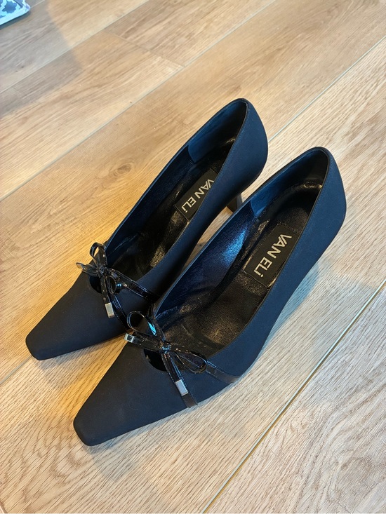 Vaneli Shoes - Vaneli Black Pointed Toe Pumps with Bow Accent witchy vintage look size 7 EUC